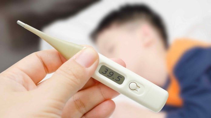 Khi trẻ bị sốt cao không nên nóng vội áp dụng hàng loạt các biện pháp hạ sốt. Bởi vì khi thân nhiệt hạ xu� 1
