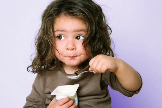 3. Cho trẻ ăn sữa chua hàng ngày 1