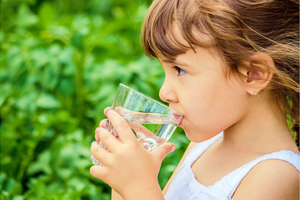 Cho trẻ uống nhiều nước 1